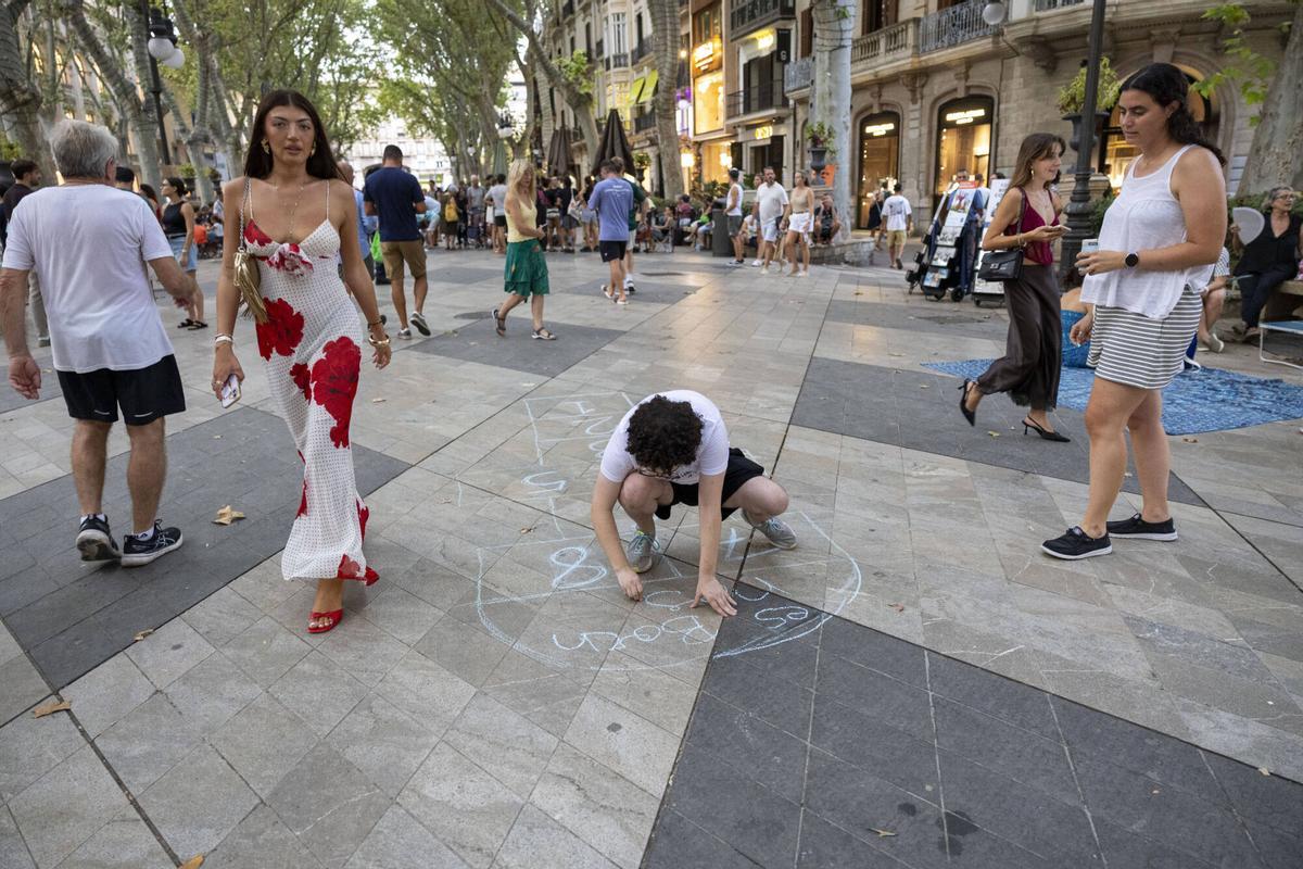 Los palmesanos recuperan el Born: "Hoy el paseo es nuestro" Los palmesanos recuperan el Born: "Hoy el paseo es nuestro"