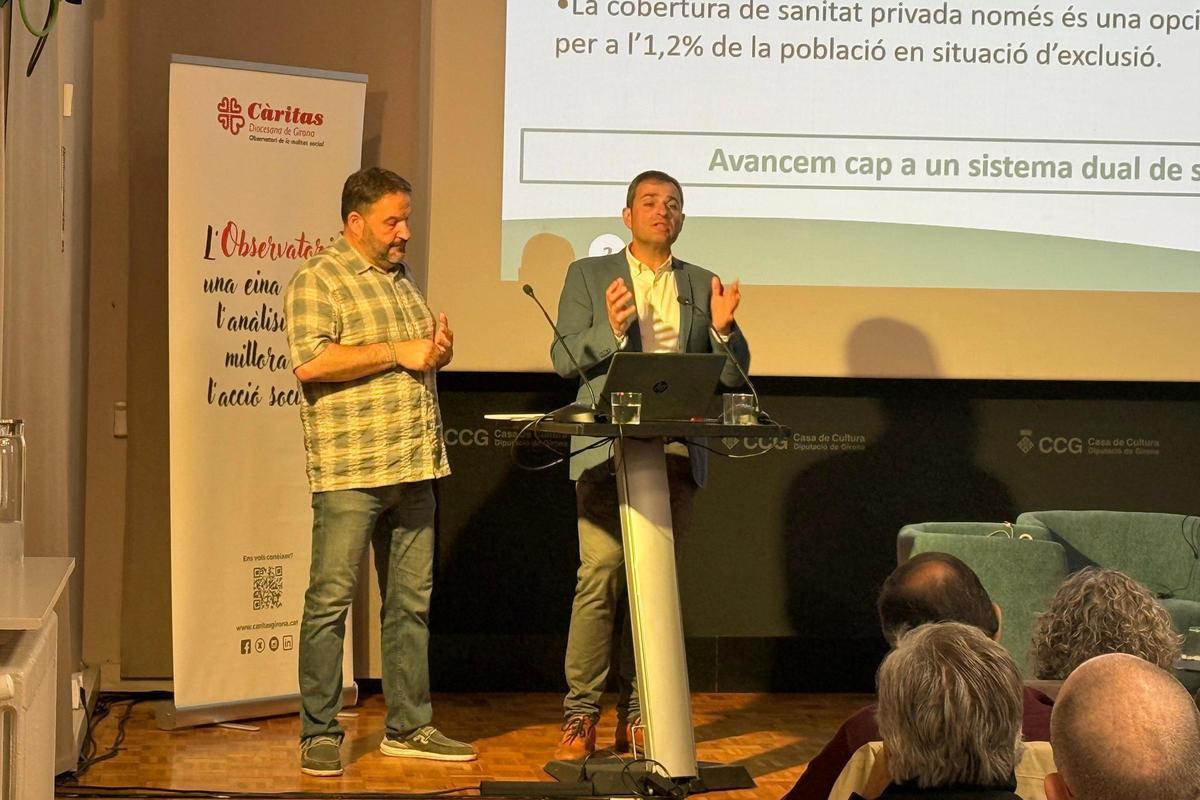 El responsable d'Anàlisi Social de Càritas a Girona, Caye Gómez, i el director tècnic de la Fundació FOESSA, Raúl Flores, exposant les dades de l'informe Foessa.