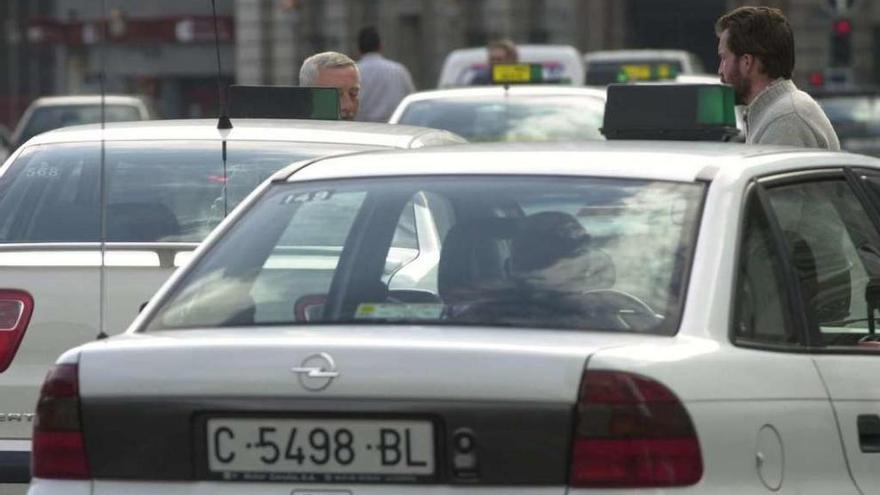 Un grupo de taxistas en una parada en los Cantones.