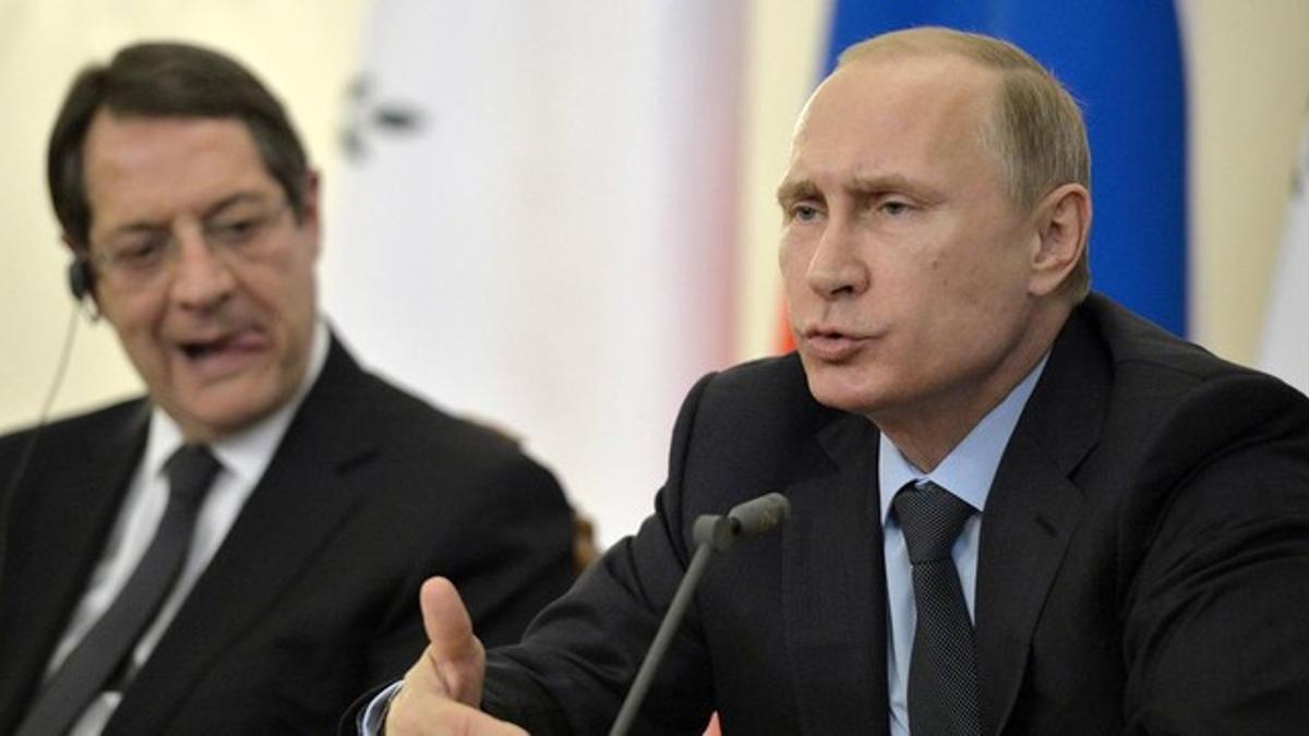 Vladimir Putin y el presidente de Chipre Nicos Anastasiades en una rueda de prensa este miércoles en Moscú.