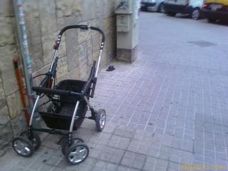 La policía de Mataró multa a una mujer por ir con un carrito de bebé por la calzada