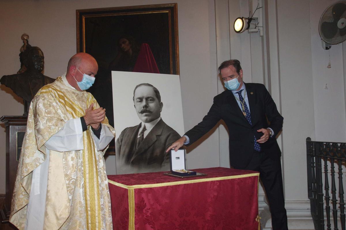 Concesión de la medalla de oro de la Agrupación de Cofradías a Antonio Baena, su primer presidente, a título póstumo