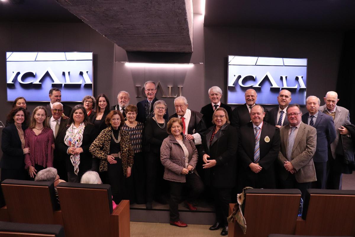 El decano honorario, arropado en el acto de imposición de la Cruz al Mérito en el Servicio de la Abogacía.