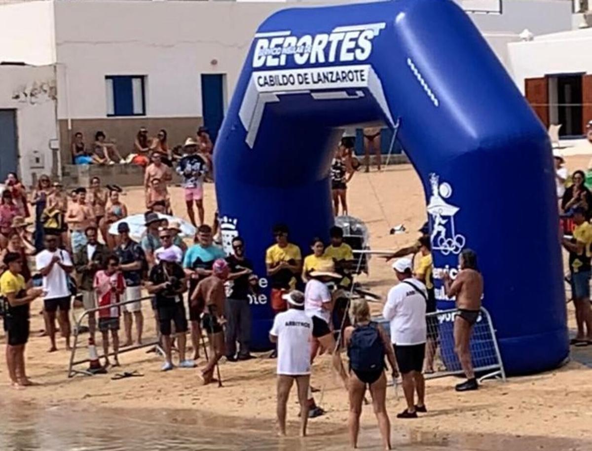 Meta en Caleta del Sebo, este sábado, de la Travesía a Nado El Río con la llegada del último participante.