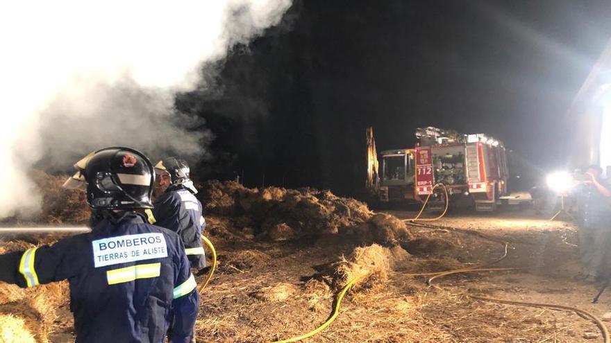 Los bomberos en las labores de extinción del incendio