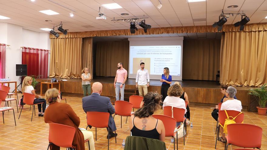 El Cabildo de La Gomera y Chekin impulsan la digitalización del registro de viajeros de alojamientos turísticos