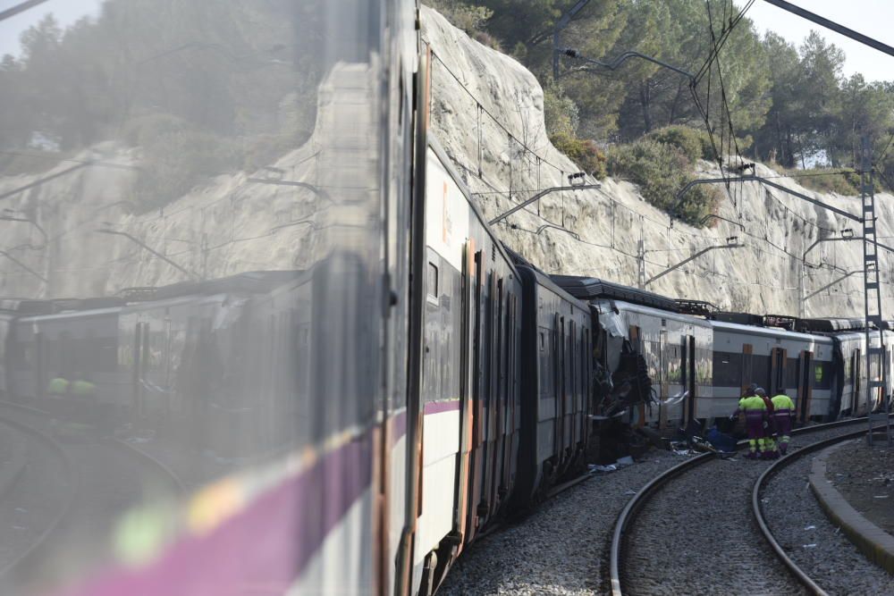 L'endemà de l'accident: fotos dels dos trens i dels treballs dels operaris