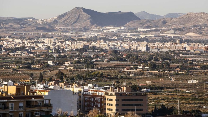 Aspe cierra las ventanas por un persistente olor a plástico quemado