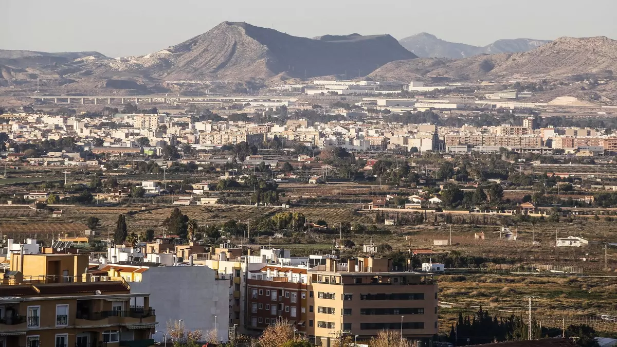 Aspe cierra las ventanas por un persistente olor a plástico quemado
