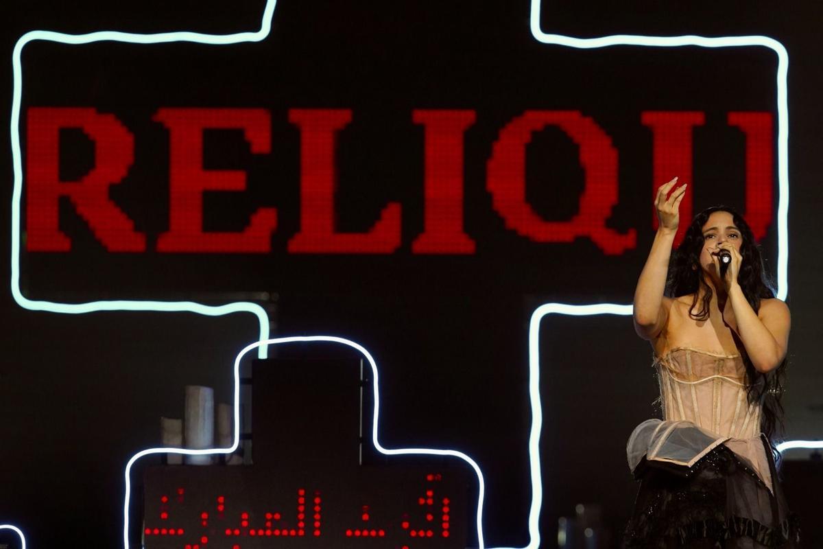 Rosalía durante su actuación en Los40 Music Awards en el Roig Arena de Valencia.