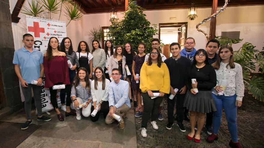Estudiantes premiados, el jueves en el Colegio de Abogados de Las Palmas.