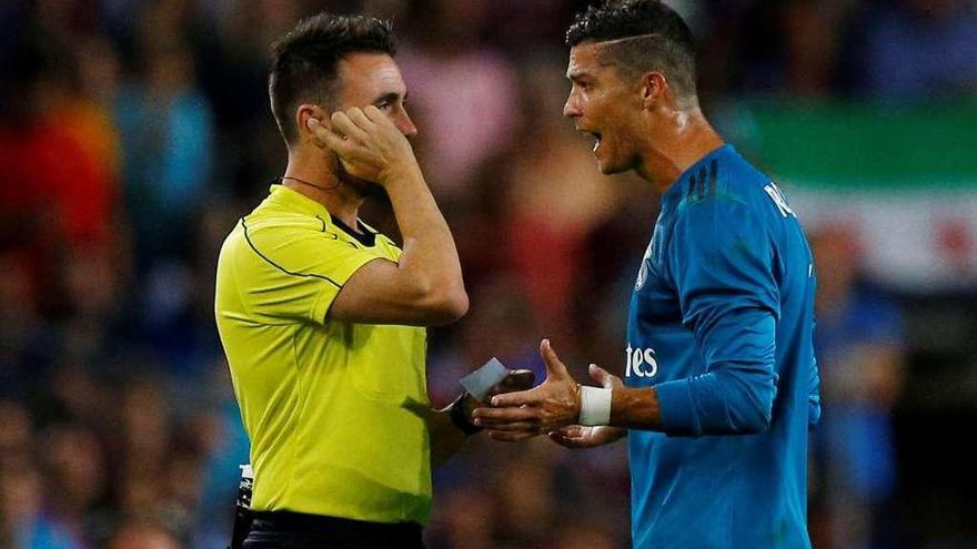 Cristiano Ronaldo se encara con De Burgos Bengoetxea, el pasado domingo en el Camp Nou.