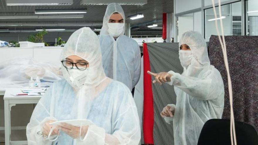 Sánchez visita el taller de El Corte Inglés reconvertido en una fábrica de mascarillas