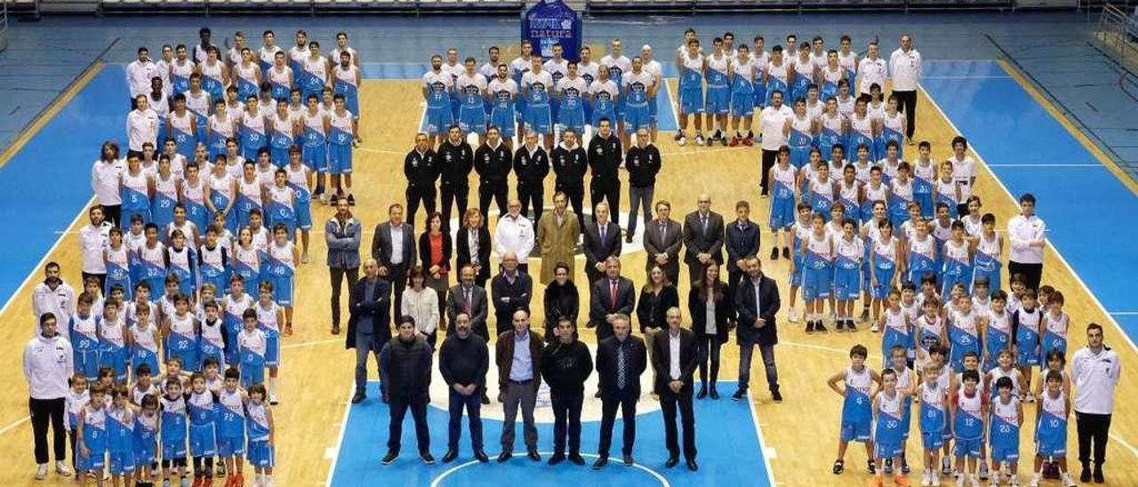 Foto de familia de todas las secciones el Obradoiro tras el anuncio de los padrinos de los distintos equipos. Xaime Cortizo