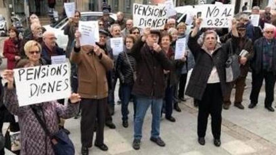 Un centenar de jubilats de Figueres es concentren per pensions dignes