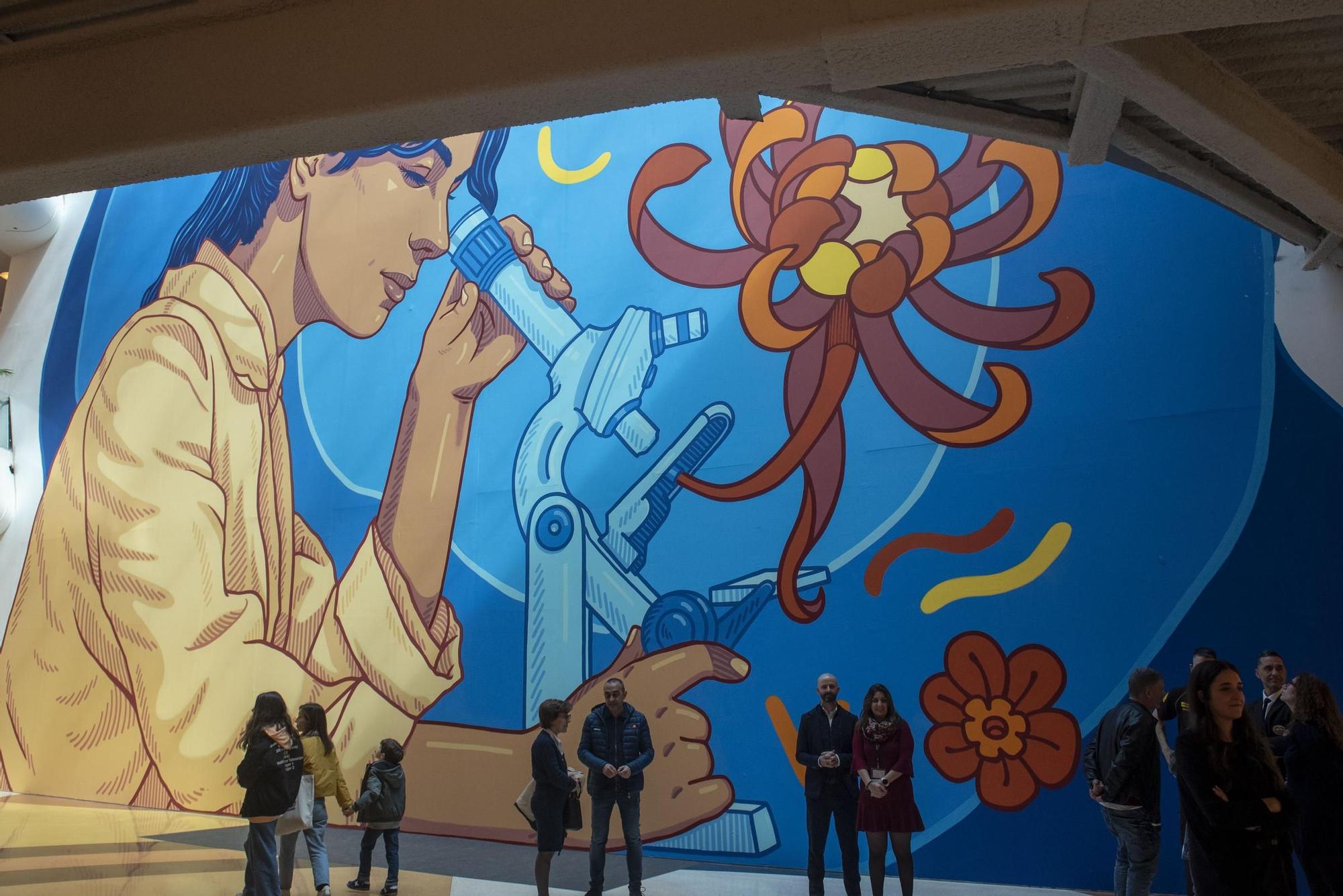 Un mural de Lidia Cao rinde homenaje a las mujeres científicas en Marineda City