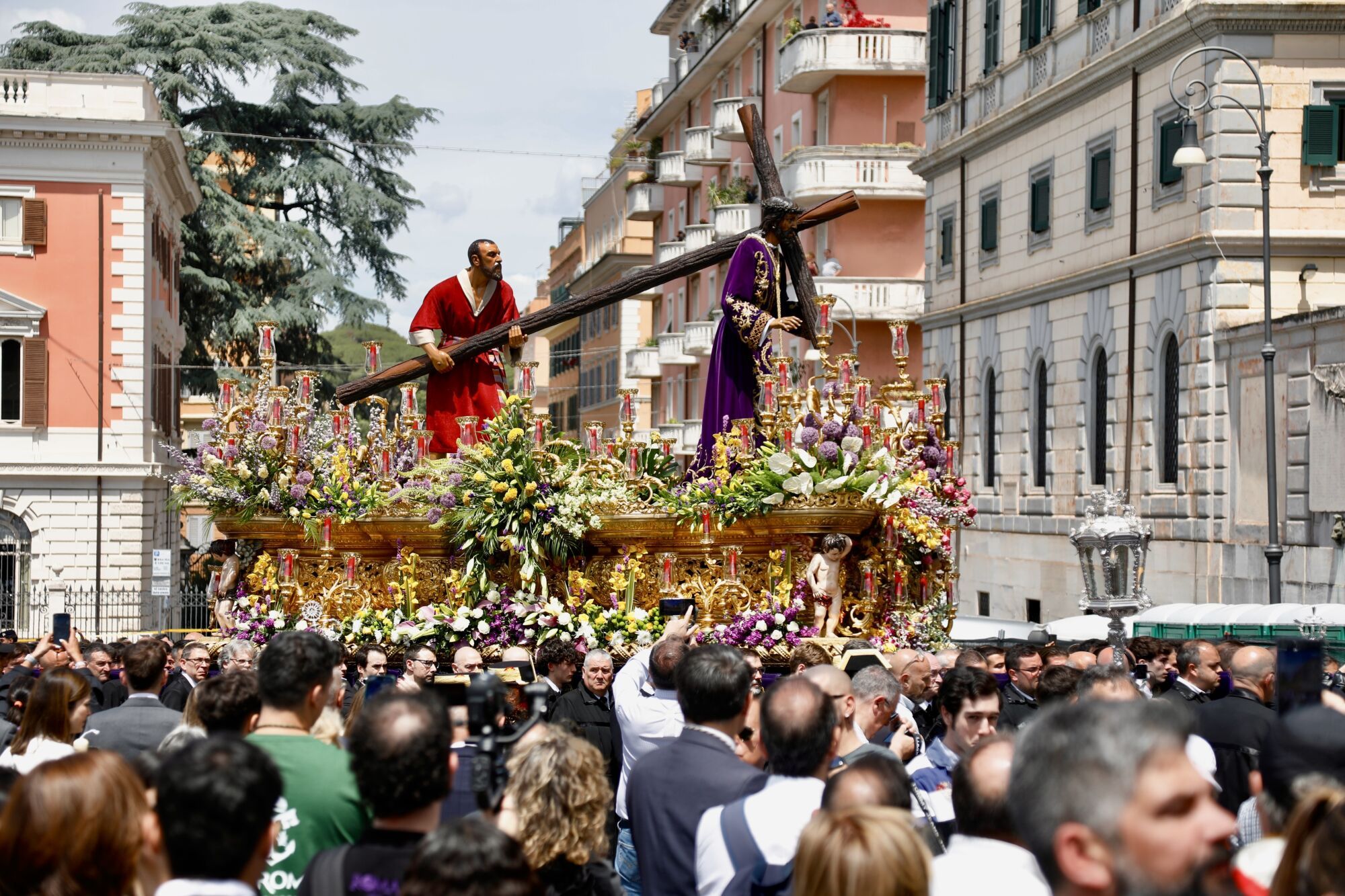Salida procesional de varias cofradías de León, Portugal, Francia e Italia, durante el Jubileo 2025 en Roma