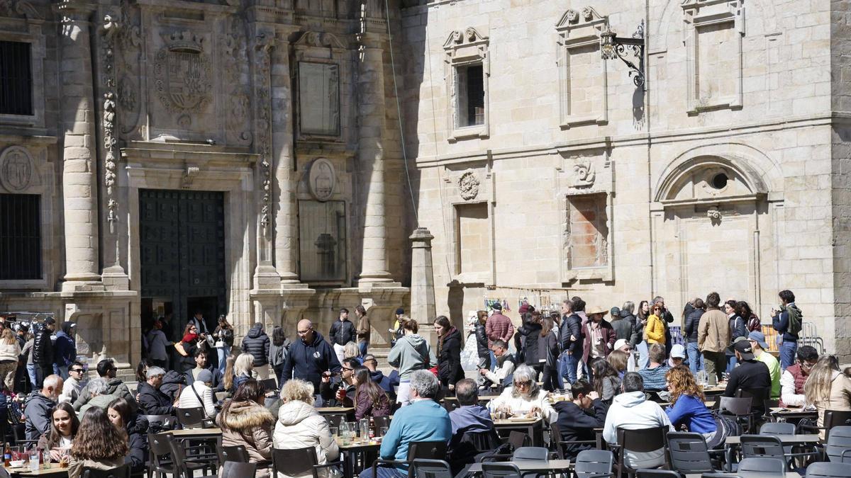 As colas que se forman para entrar á Catedral mestúranse con transeúntes e turistas nas terrazas