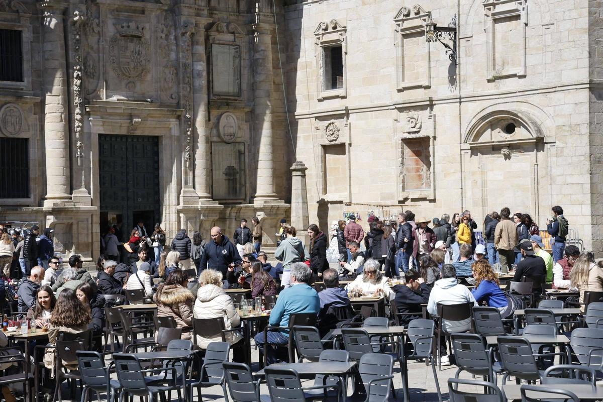 As colas que se forman para entrar á Catedral mestúranse con transeúntes e turistas nas terrazas