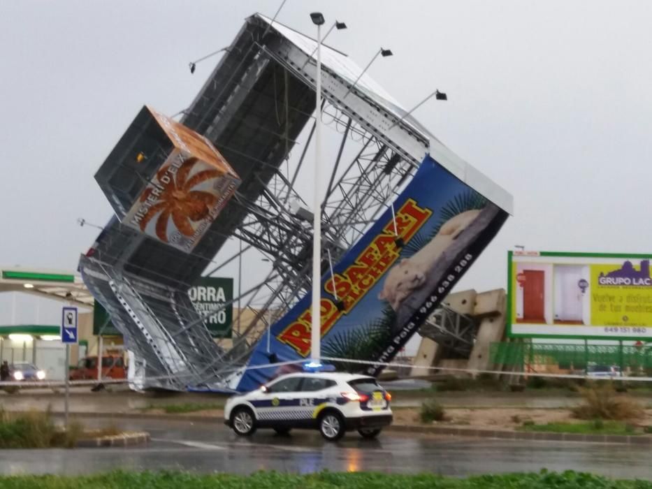 El viento derriba un poste de publicidad en Elx