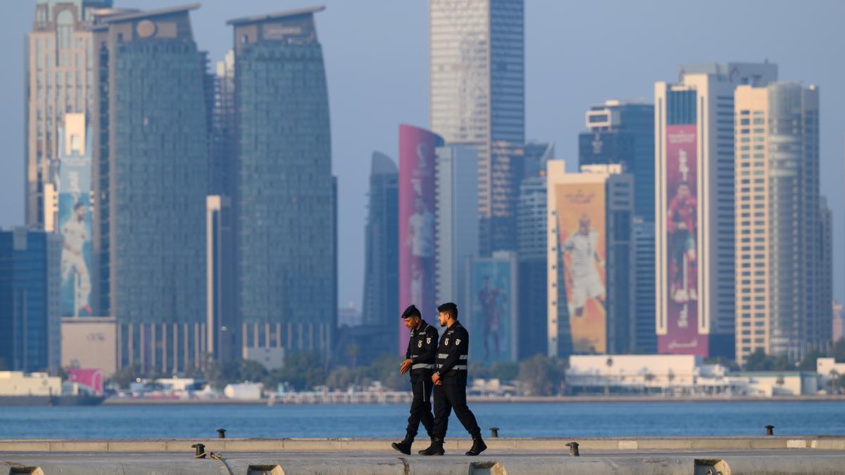 Agentes de policía caminan por el paseo marítimo de Corniche, Qatar.
