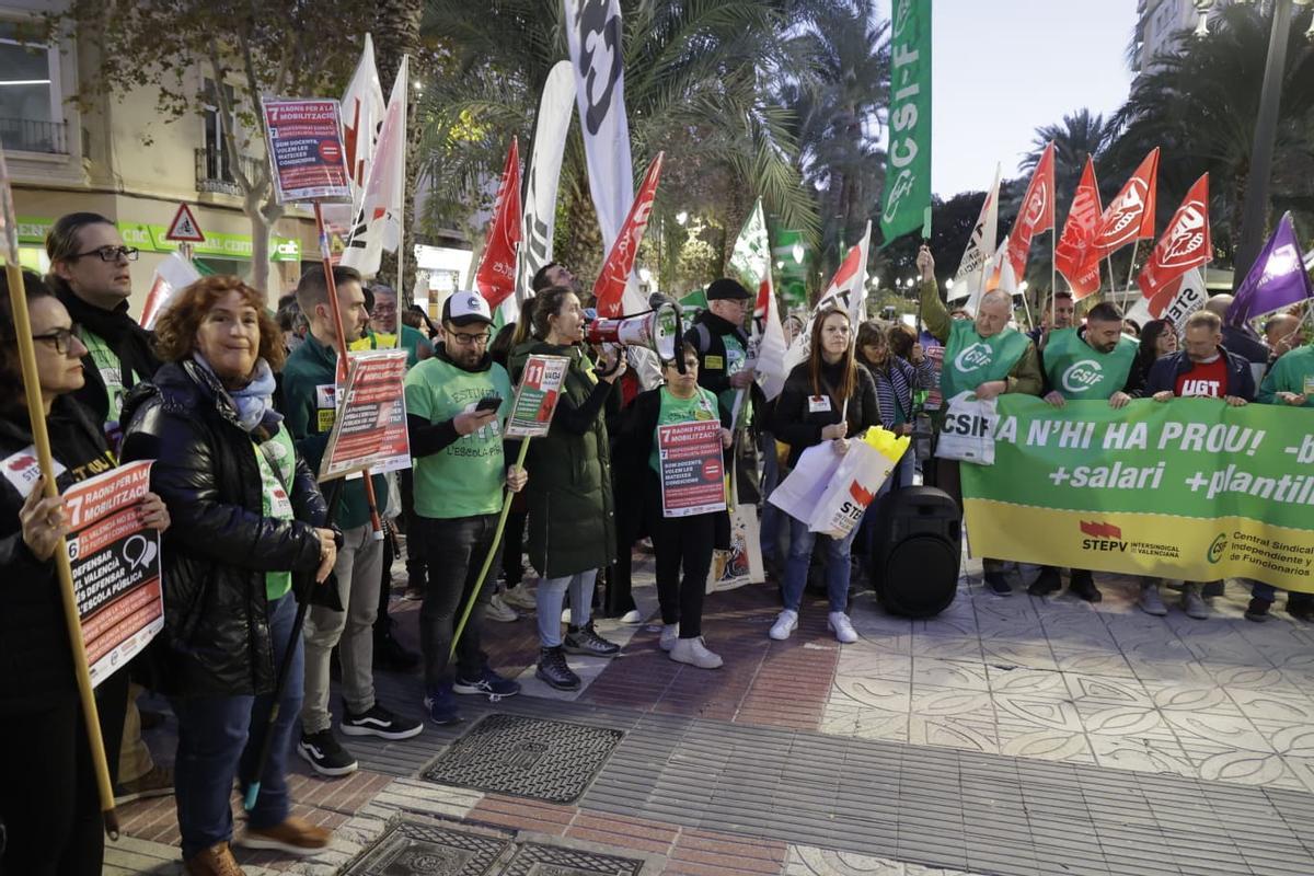 Los profesores de Alicante se plantan: urgen más personal y más sueldo