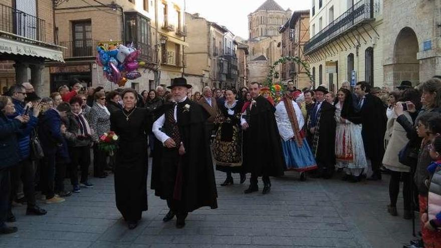 Novios e invitados desfilan por las calles de la ciudad tras la ceremonia.