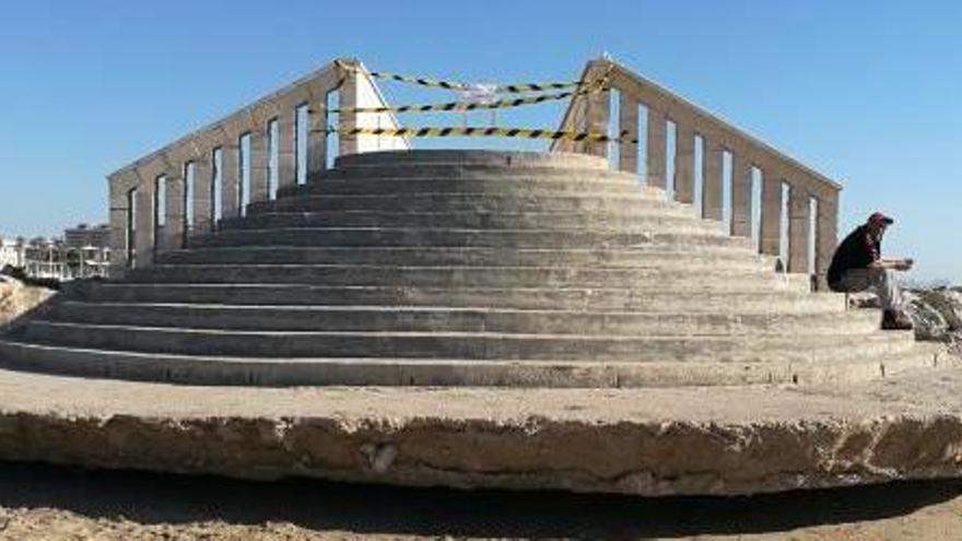 El puente peatonal que conecta las playas de la Malva-rosa y la Patacona.