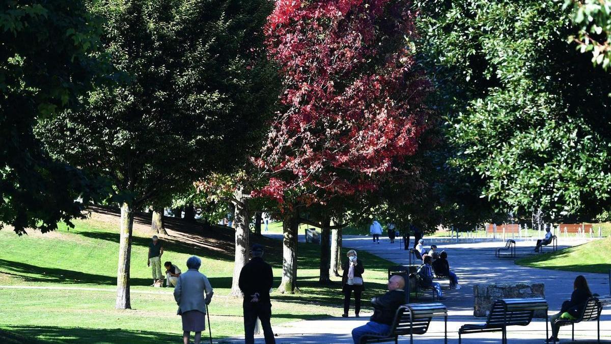 Los coruñeses disfrutan de una jornada soleada en el parque de Vioño.