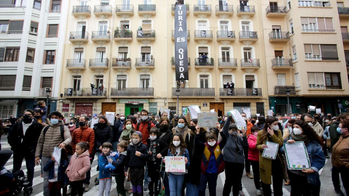 Protesta en la calle Túria por desahucios a vecinos, con el objetivo de hacer viviendas turísticas.