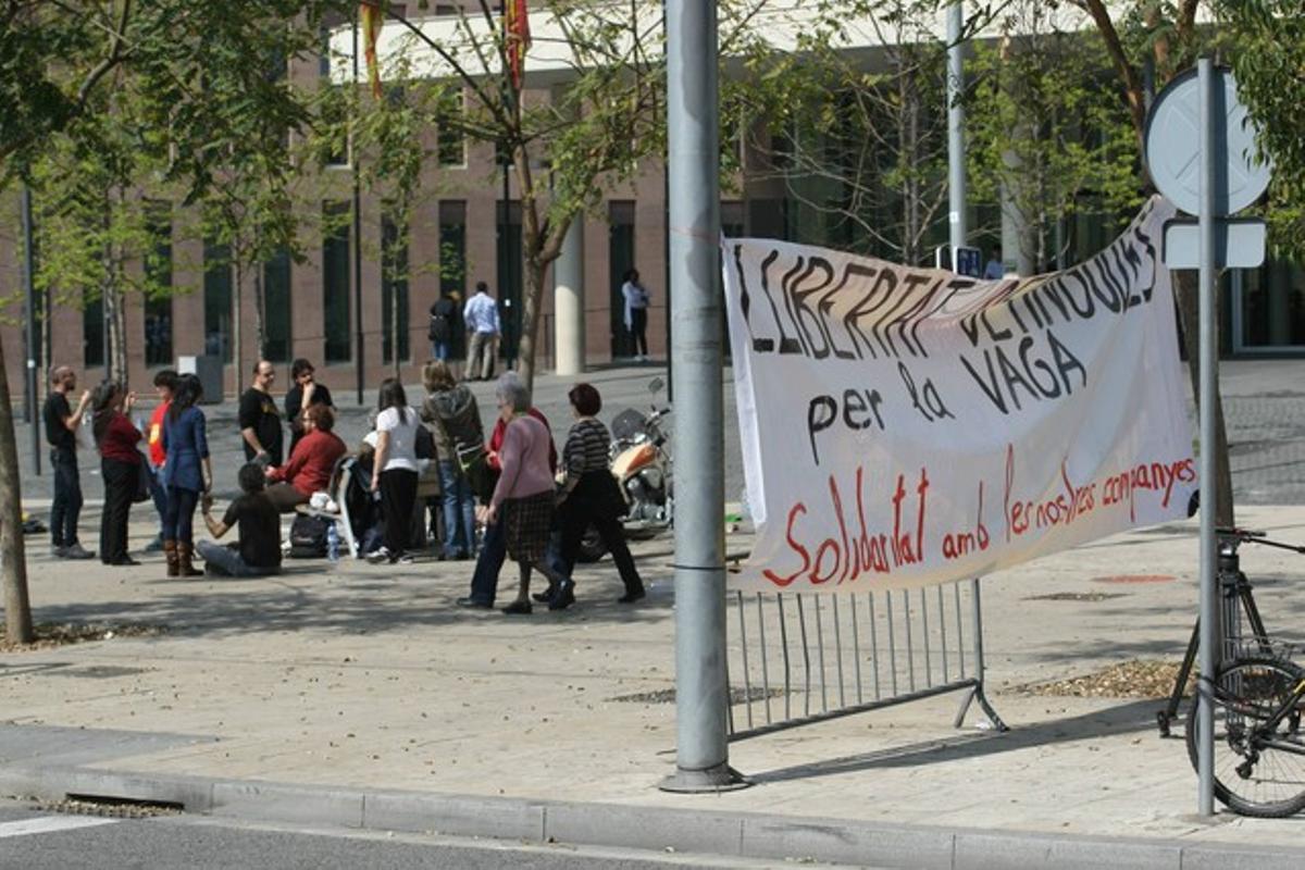 Concentració de familiars i amics dels detinguts el 29-M esperen la seva posada en llibertat davant la Ciutat de la Justícia, avui. Concentració de familiars i amics dels detinguts el 29-M esperen la seva posada en llibertat davant la Ciutat de la Justícia, avui.