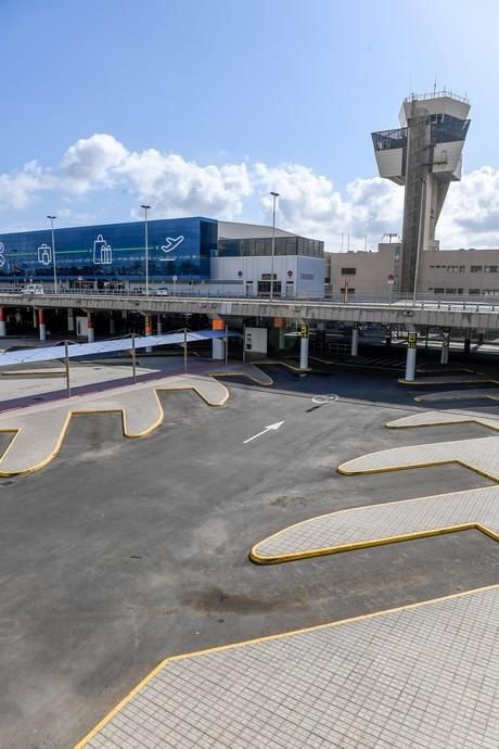 26-03-20  GRAN CANARIA. AEROPUERTO DE GRAN CANARIA. INGENIO TELDE. . Efecto del Covid-19 en el Aeropuerto de Gran Canaria, plataforma de aparcamiento de aviones vacía, últimos turistas y últimos en llegar.  Fotos: Juan Castro.