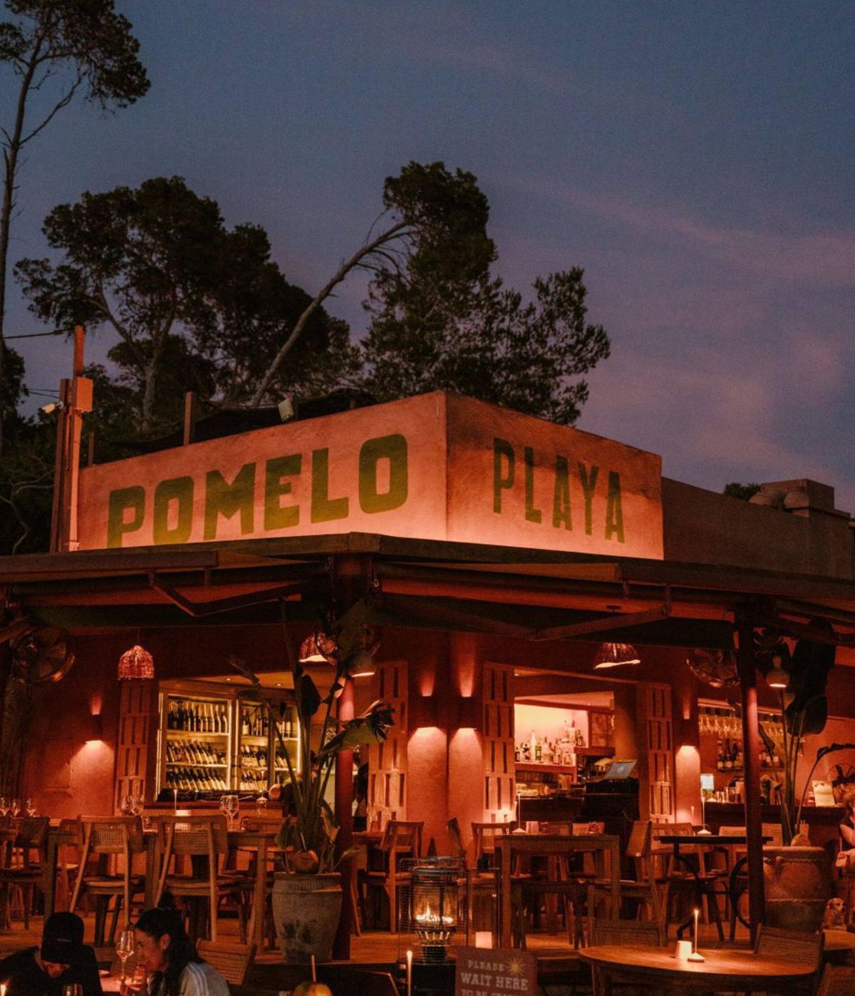 La carta de Pomelo Playa cuenta con una selección de cócteles y vinos del mundo.