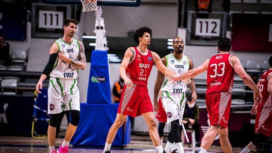 Maye i Bako se saluden durant el partit contra el Tofas