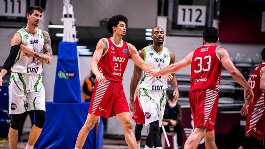 Maye i Bako se saluden durant el partit contra el Tofas