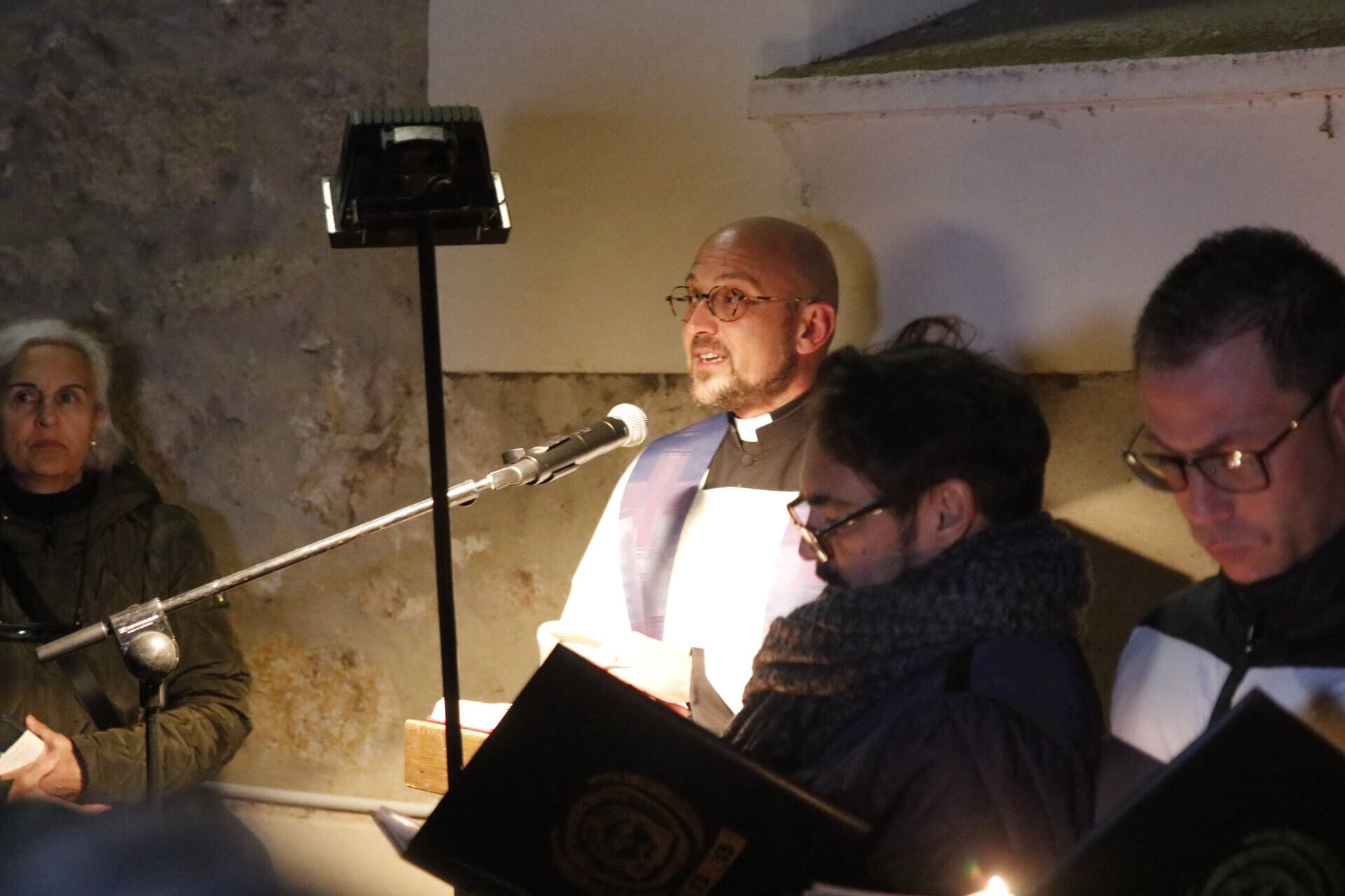La procesión de las ánimas recorre el cementerio de San Atilano de Zamora con motivo de la noche de Difuntos y con la única iluminación de velas o faroles