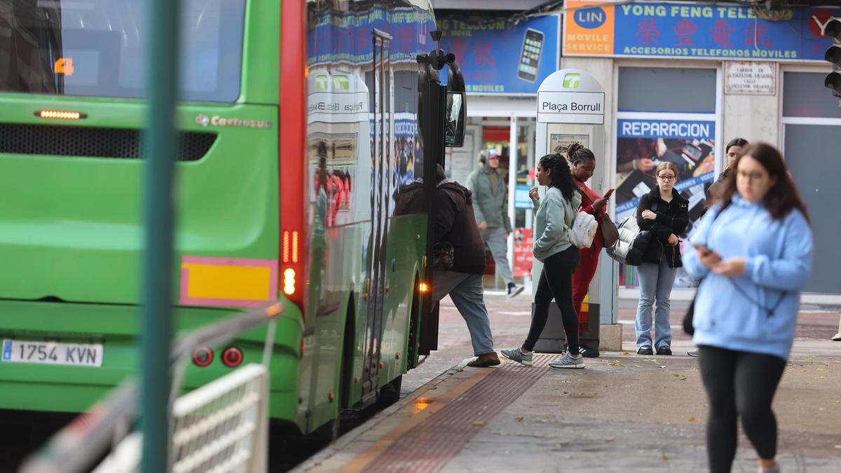 Varios jóvenes subiendo al autobus en Castelló.