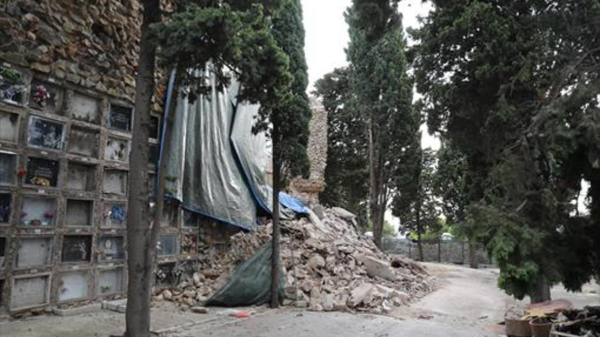 Bloque de nichos derrumbado en el cementerio de Montjuïc de Barcelona en septiembre del 2017.