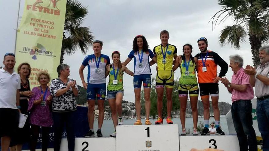 Los primeros clasificados posan en el podio del triatlón de Andratx-Memorial Lorenzo Avilés.