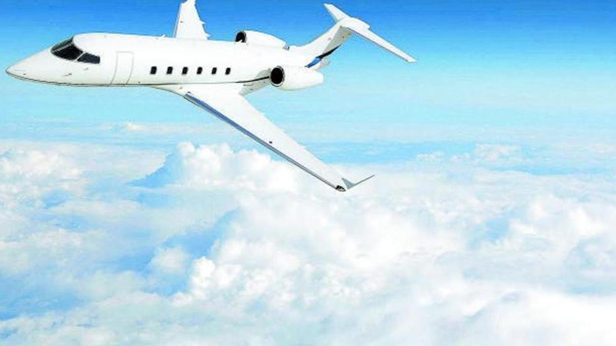 Un jet privado sobrevuela los cielos europeos emitiendo CO2.