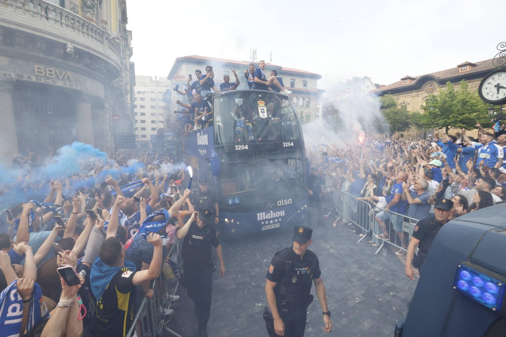 Locura azul en las calles de Oviedo para celebrar el ascenso del equipo a Primera División