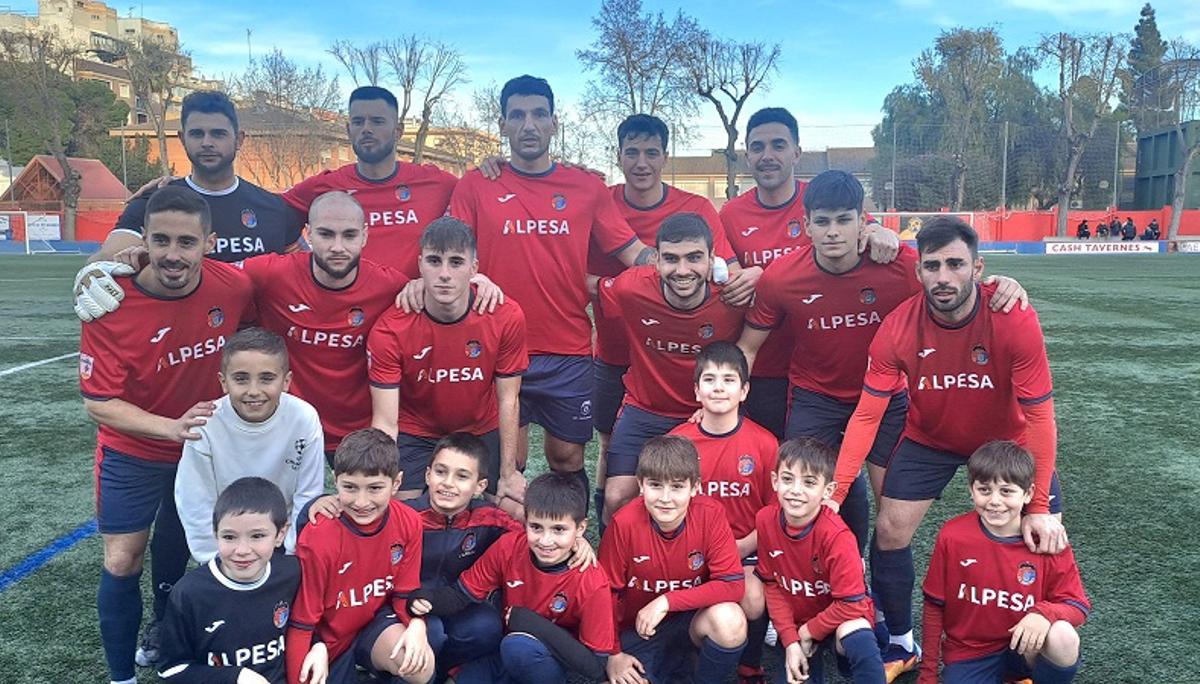 El primer equipo, con el Benjamín "A" líder de sui categoría, antes del partido