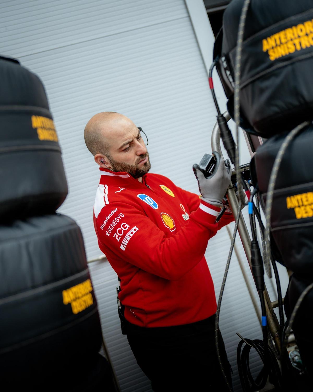 Mecánicos de Ferrari trabajando en el garaje