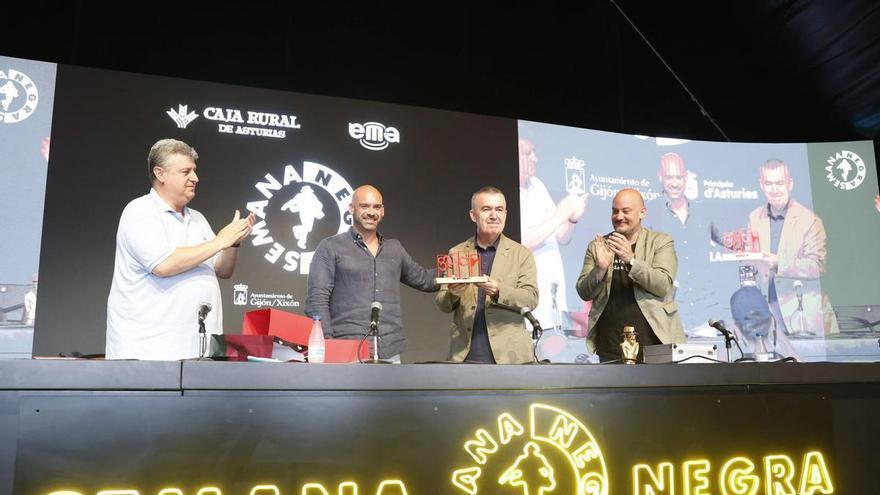 El nombre de Lorenzo Silva se escribe en letras doradas en la Semana Negra y el escritor inaugura el palmares del Premio "Domingo Villar" a toda su trayectoria