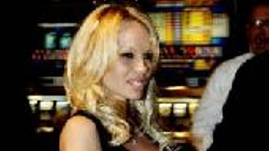 Pamela Anderson ficha a ´negros´
en su debut literario