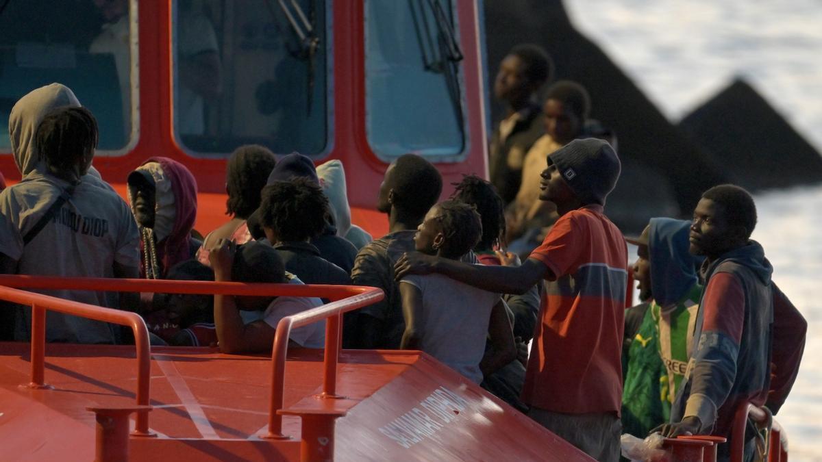 Salvamento Marítimo rescata un cayuco localizado a 10 millas al sur de El Hierro