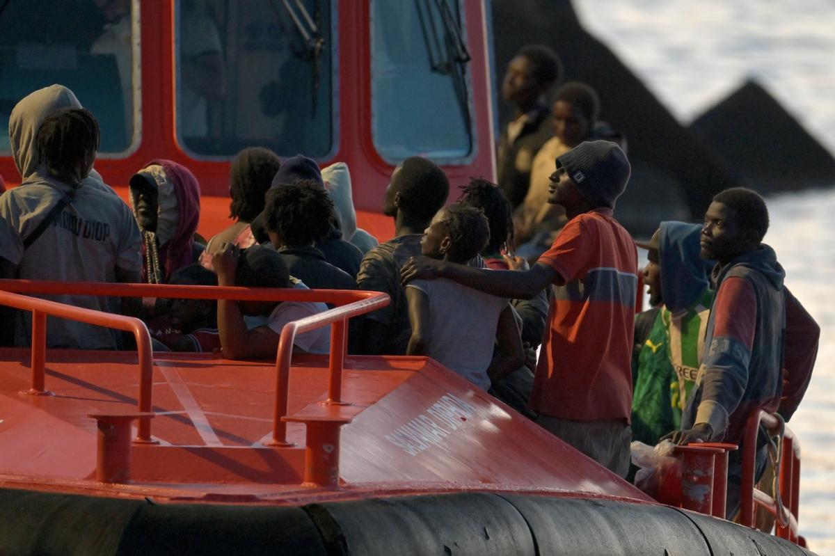 El último cayuco rescatado en El Hierro traía a bordo 39 menores