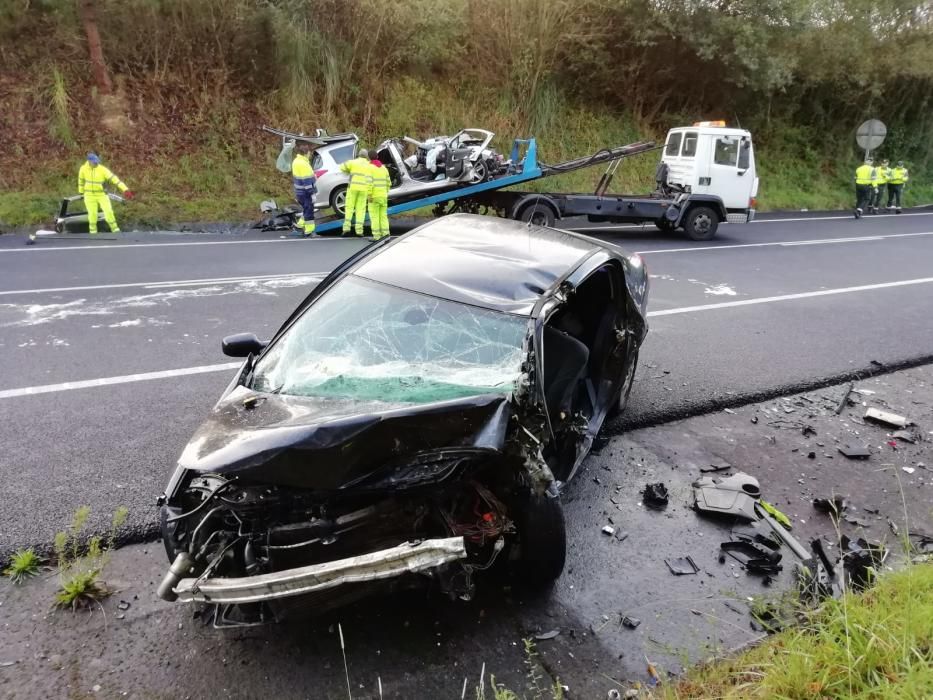 Dos heridos graves en una colisión frontal en la vía rápida de Cambados a Vilagarcía