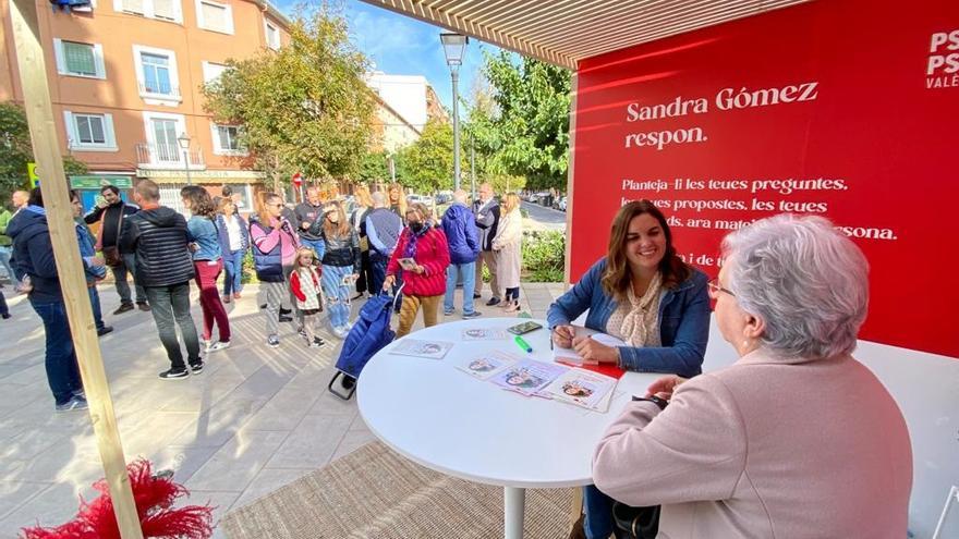 Sandra Gómez atendiendo a los vecinos de San Marcelino