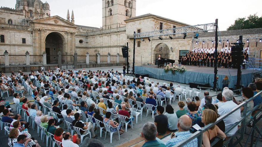 Aspecto que presentaba ayer la plaza de la Catedral.